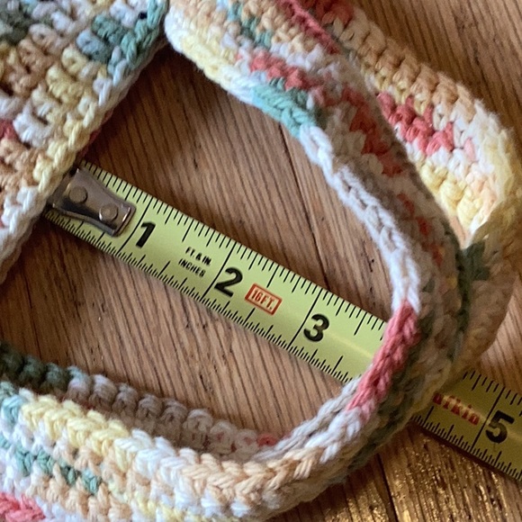 Lovely hand crafted tote bag and matching belt with goldtone buckle. - Picture 9 of 11